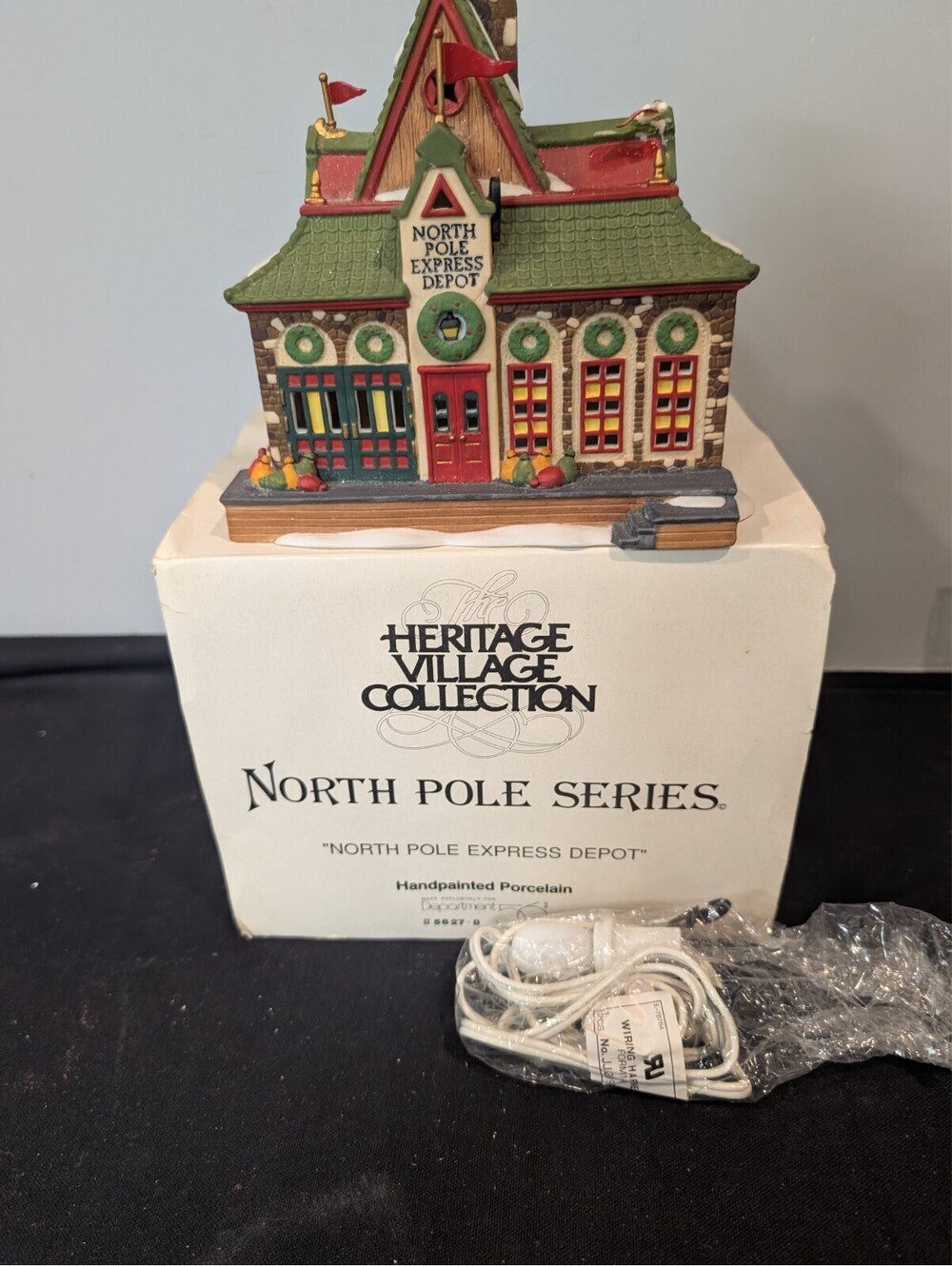 Department 56 North Pole Express Depot 5627-8 1993 w/ Light & Original Box